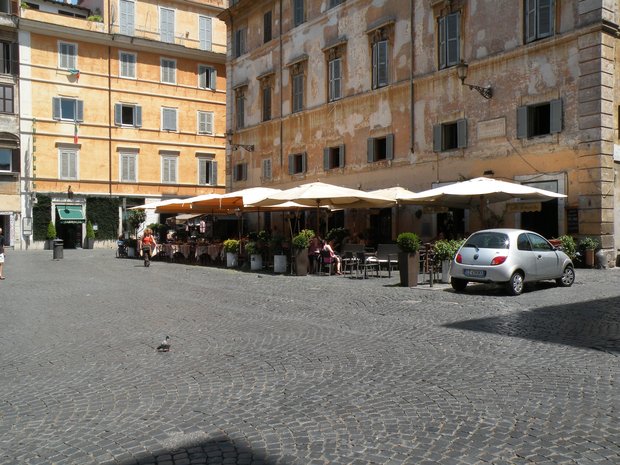  terrasse de restaurant sur la place Sainte-marie du Trastevere